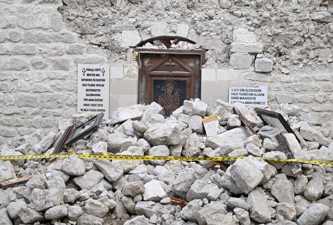 Önünden geçerken gözyaşlarını tutamıyorlar! Hatay'da sağlam kültürel yapı neredeyse kalmadı 16